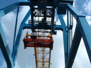 Large dock crane with elevator
